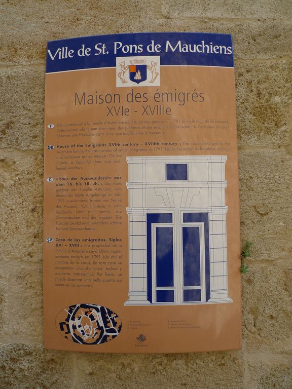Façade sud sur rue. Porte d’entrée.