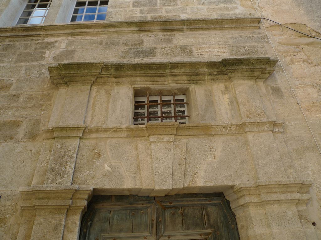 Façade sud sur rue. Porte d’entrée.