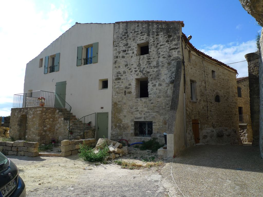 Vue arrière. La maison des Emigrants est située à l’arrière, à gauche de ces maisons dans lesquelles elle est imbriquée.