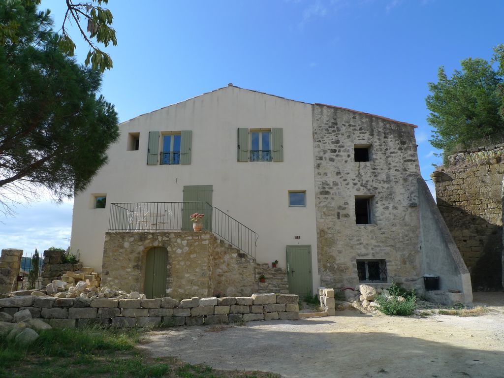 Vue arrière. La maison des Emigrants est située à l’arrière, à gauche de ces maisons dans lesquelles elle est imbriquée.