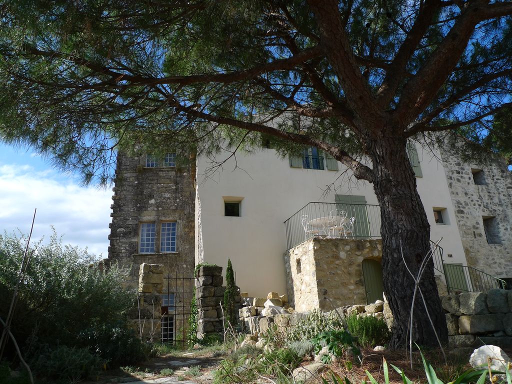 Vue arrière. Façade nord, en arrière-plan à gauche.