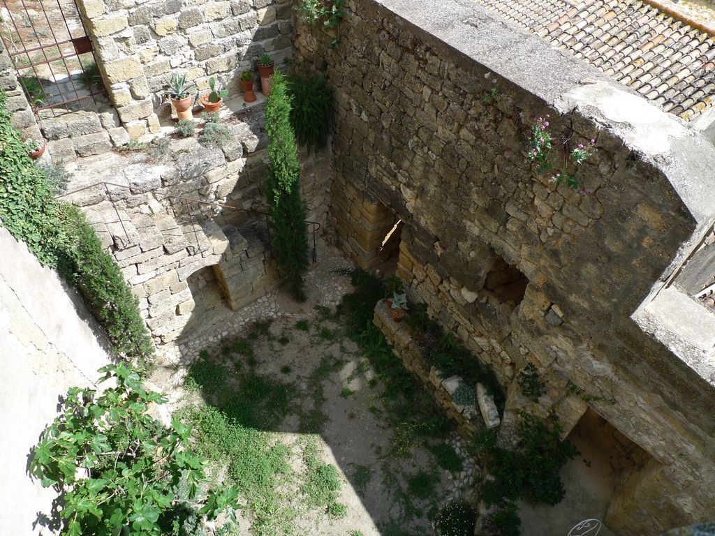 Muraille sur façade est et courette arrière.