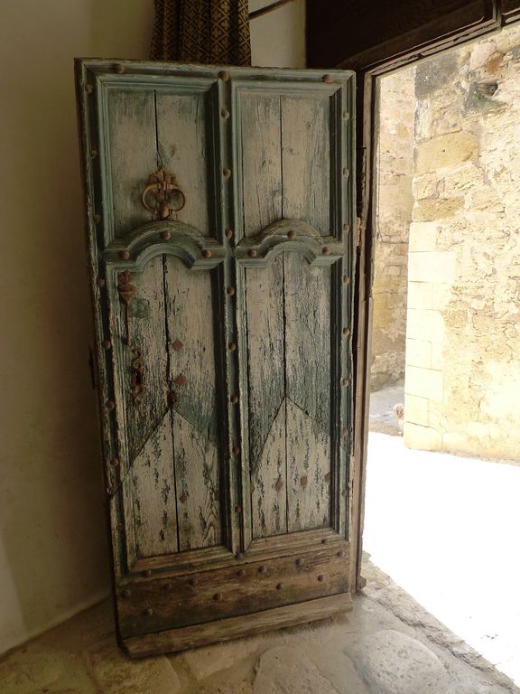 Porte d’entrée sur la rue.