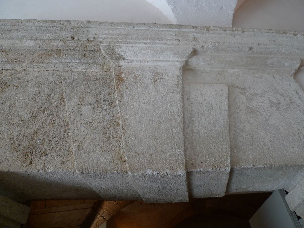 Rez-de-chausée. Entrée. Linteau de porte.
