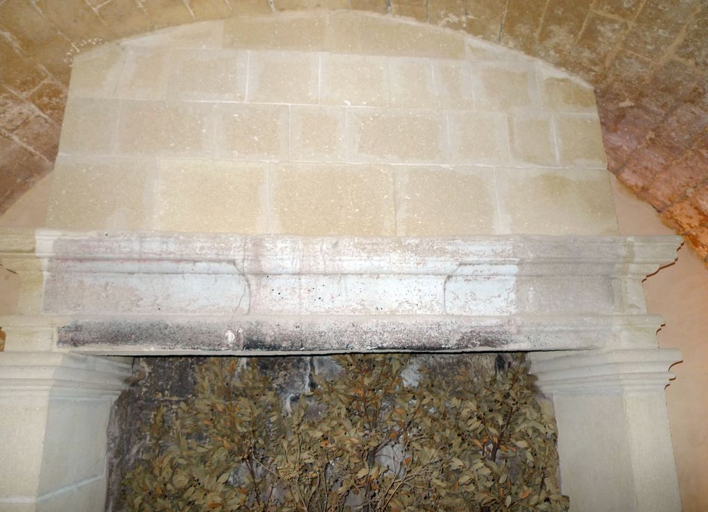 Rez-de-chausée. Salle de garde. Cheminée.