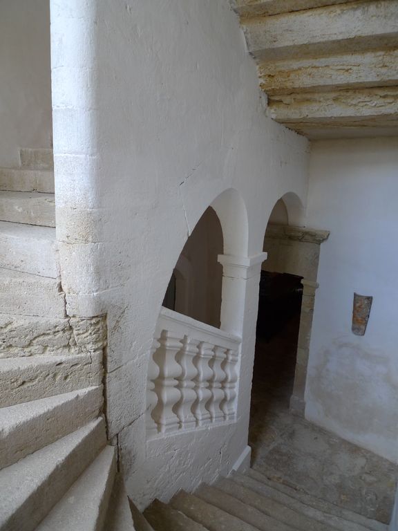 Rez-de-chausée. Entrée et escalier.