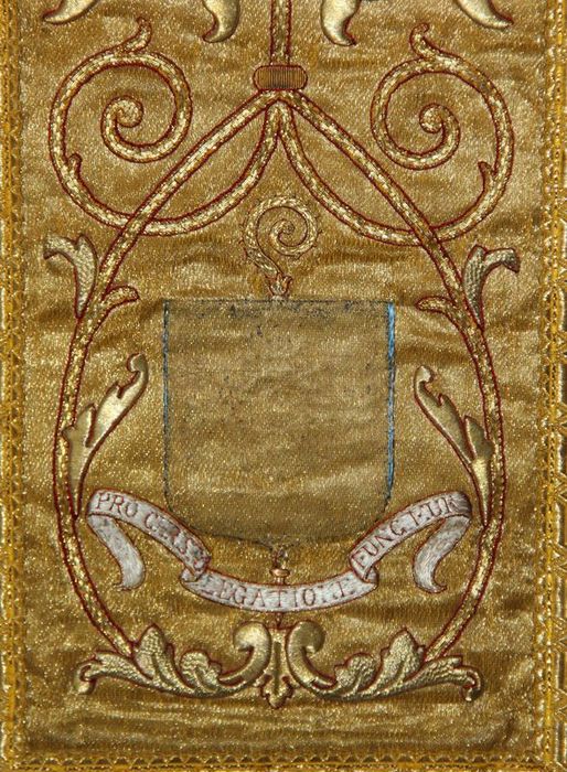 chasuble (ornement or), détail des armoiries de Mgr Douais