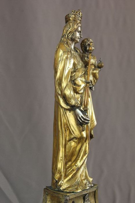 statuette : Vierge à l’Enfant, profil droit - © Ministère de la Culture (France), Conservation des antiquités et des objets d’art de l’Hérault – Tous droits réservés 