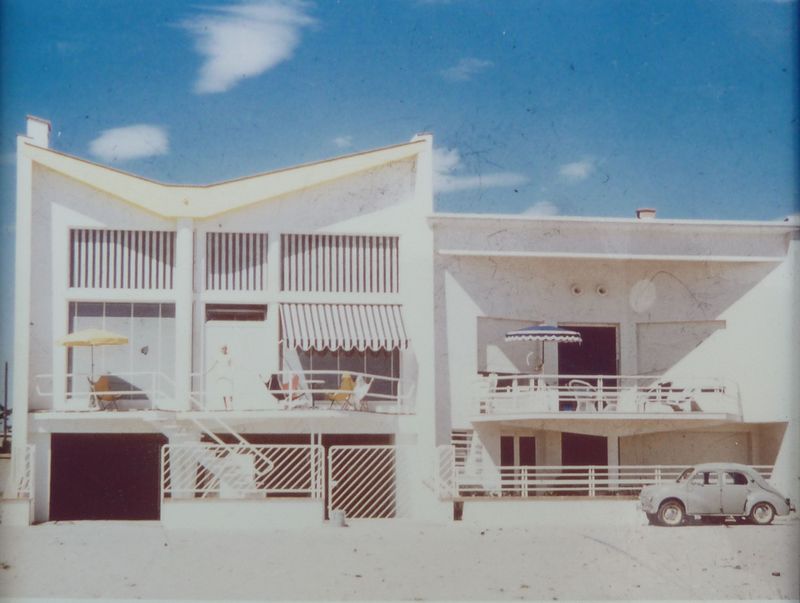 Photographie des deux villas mitoyennes construites par Férid Muchir en front de mer à Canet  (collection familiale Pierre Muchir, fin des années 50).