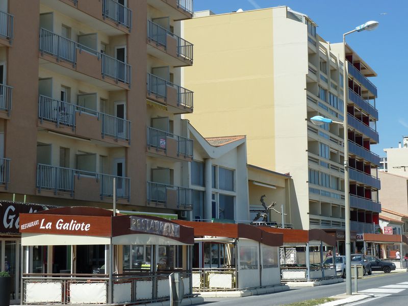 Vue de l’avenue de la Côte Vermeille, les villas sont entourées d’immeubles des années 1980.