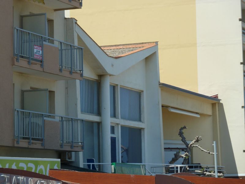 Façade sur mer. Vue de la toiture à pentes inversées.