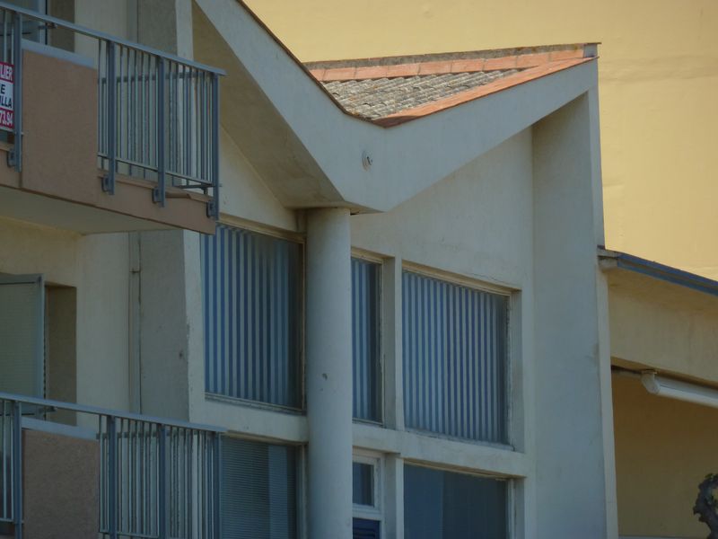 Façade sur mer. Vue de la toiture à pentes inversées. Détail.