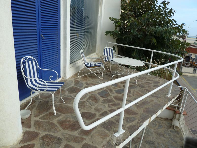 Balcon du 1er étage. Partie terrasse, bordée par un garde-corps métallique léger.