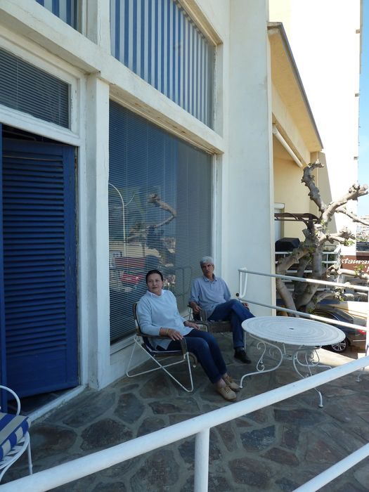 Balcon du 1er étage. Partie terrasse, bordée par un garde-corps métallique léger.