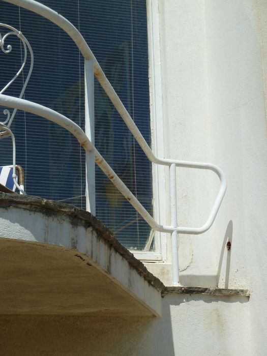 Balcon du 1er étage. Le garde-corps ne vient pas s’ancrer sur la façade.