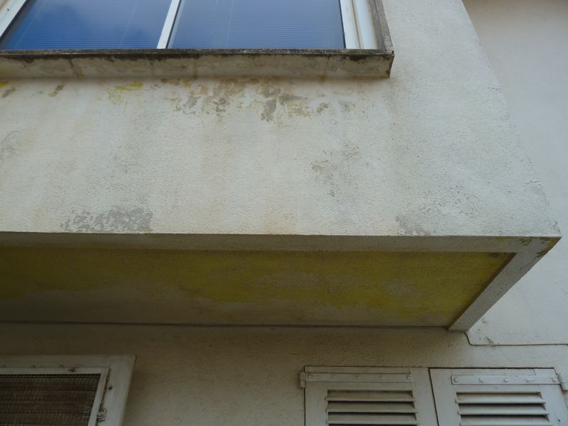 Façade arrière. L’avancée du 2e étage se détachait par sa couleur jaune, dont il reste des traces en sous face. Détail.