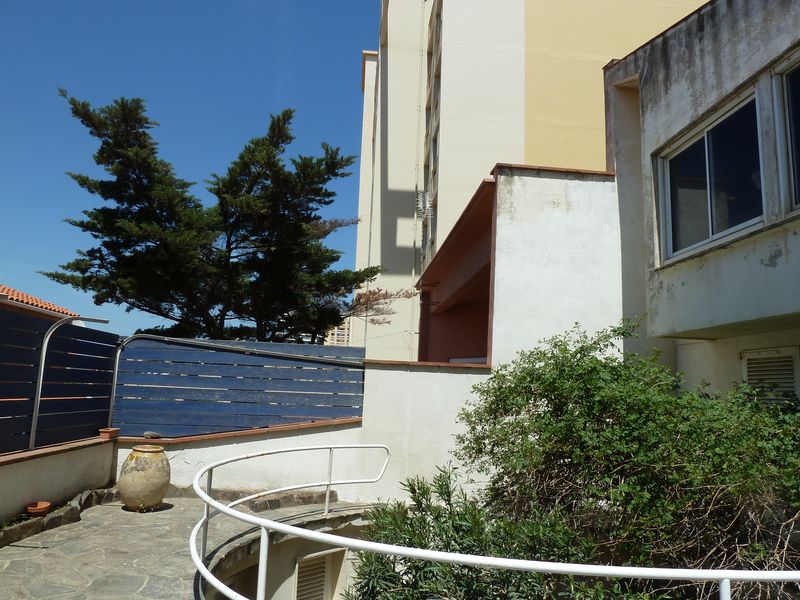 Façade arrière. La cour est conçue comme un percement de la terrasse avec un escalier de liaison extérieur.