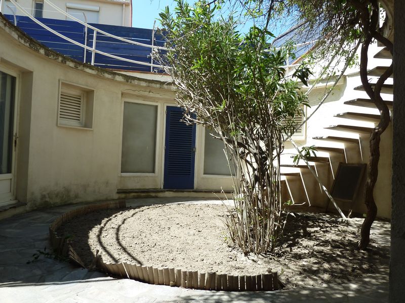 Façade arrière. Autour de la cour circulaire, le fond de la parcelle est occupé par une salle de bains, accessible facilement au retour de la plage.