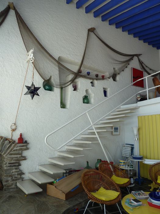 Pièce du 1er étage, appelée le vivoir. L’escalier intérieur, dans le mur sud, donne accès à la mezzanine.