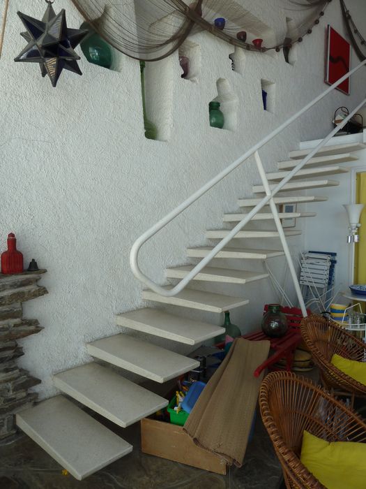 Pièce du 1er étage, appelée le vivoir. L’escalier intérieur menant à la mezzanine..