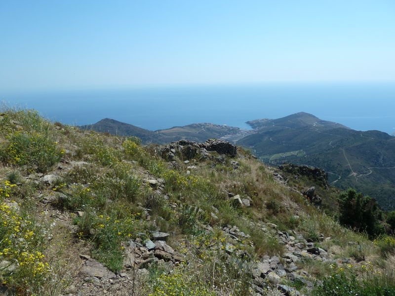 Vue vers Port-Bou. Eléments de flanquement.