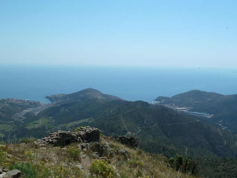 Vue vers Port-Bou. Eléments de flanquement.