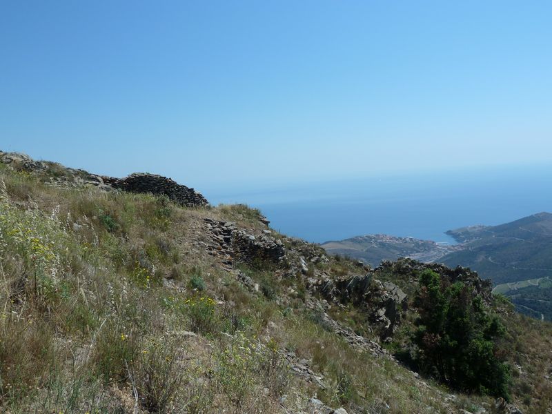 Vue vers Port-Bou. Eléments de flanquement.