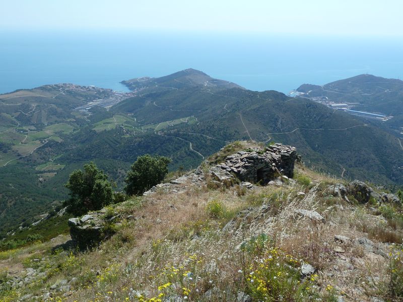 Vue vers Port-Bou. Eléments de flanquement.