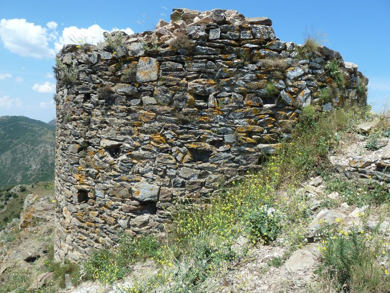 Tour à signaux. Tour cylindrique de 5m de haut et 7m de diamètre. Fin XIIIe-XIVe siècle.