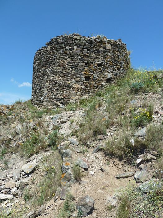 Tour à signaux. Tour cylindrique de 5m de haut et 7m de diamètre. Fin XIIIe-XIVe siècle.