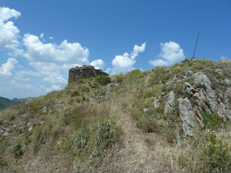 Tour à signaux. Tour cylindrique de 5m de haut et 7m de diamètre. Fin XIIIe-XIVe siècle.