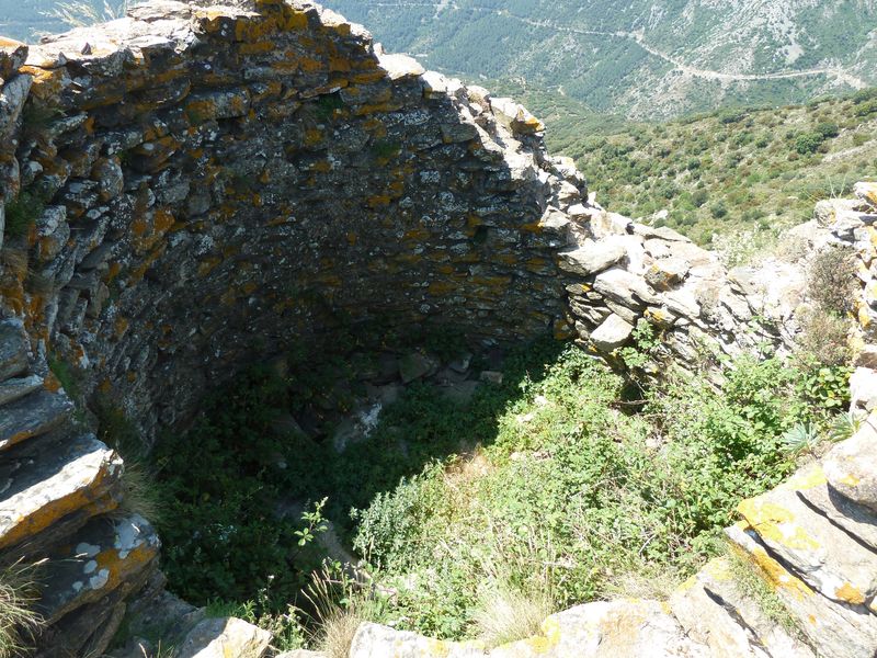 Tour à signaux. Tour cylindrique de 5m de haut et 7m de diamètre. Fin XIIIe-XIVe siècle.