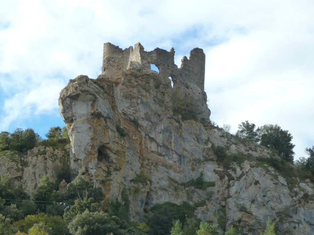 Vue du château de Sabarda depuis le château Saint-Pierre, qui appartient au même ensemble fortifié.