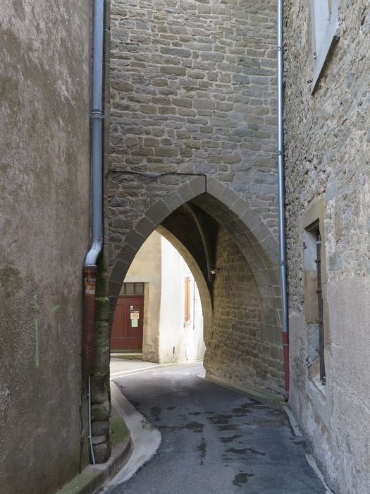 Clocher, passage sous le clocher, vue depuis le nord.