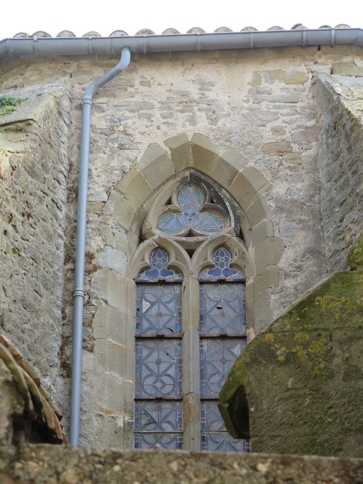 Chevet. Fenêtre gothique à deux lancettes et trilobe.