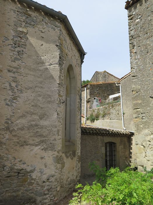 Chevet. Côté sud. En partie basse, adjonction d'une sacriste éclairée par 2 fenêtres.