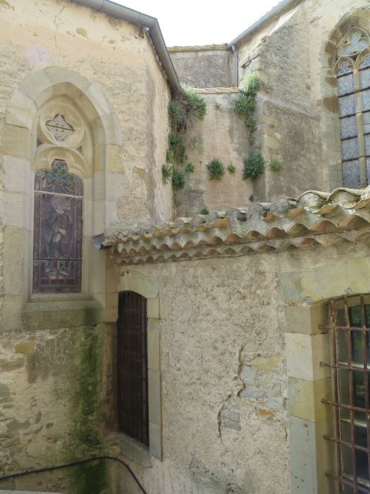 Chevet. Côté sud. En partie basse, sacriste éclairée par 2 fenêtres.