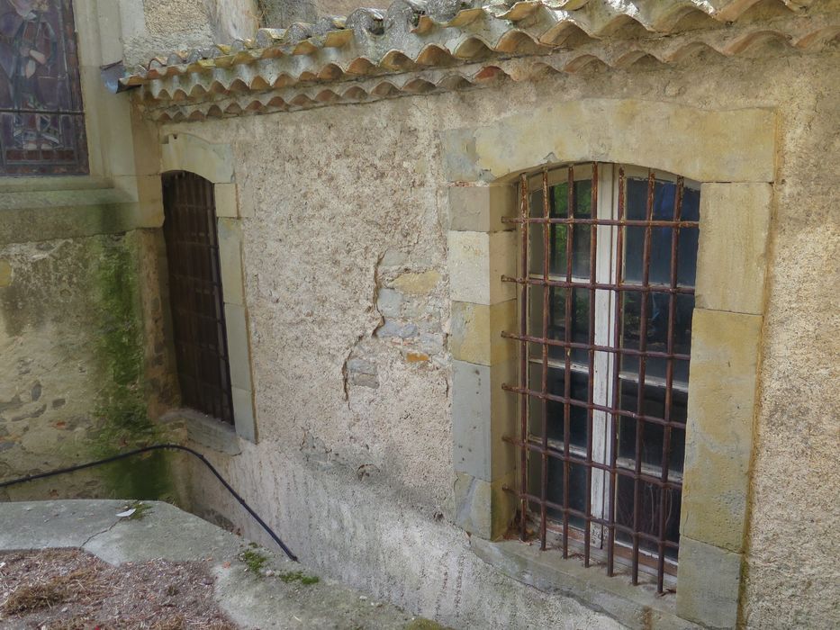 Chevet. Côté sud. En partie basse, sacriste, au pied de laquelle est aménagé un passage longeant le mur du chevet.