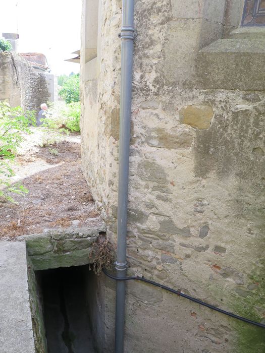 Chevet. Côté sud. Passage souterrain longeant le mur du chevet.