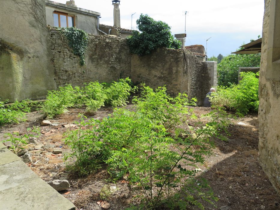 Chevet. Côté sud. Espace libre au sud-est du chevet.