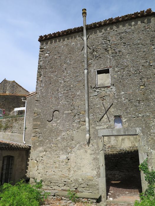 Elélvation d'une maison voisine au sud, donnant sur l'espace libre au sud-est du chevet.