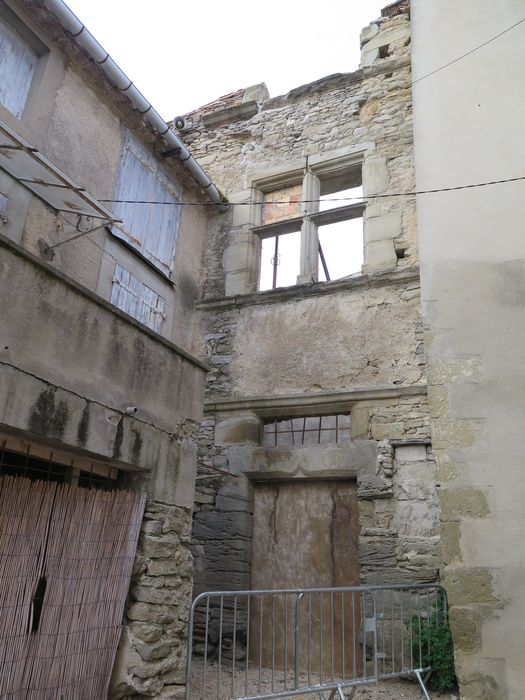 Elélvation d'une maison voisine au sud, donnant sur l'espace libre au sud-est du chevet.