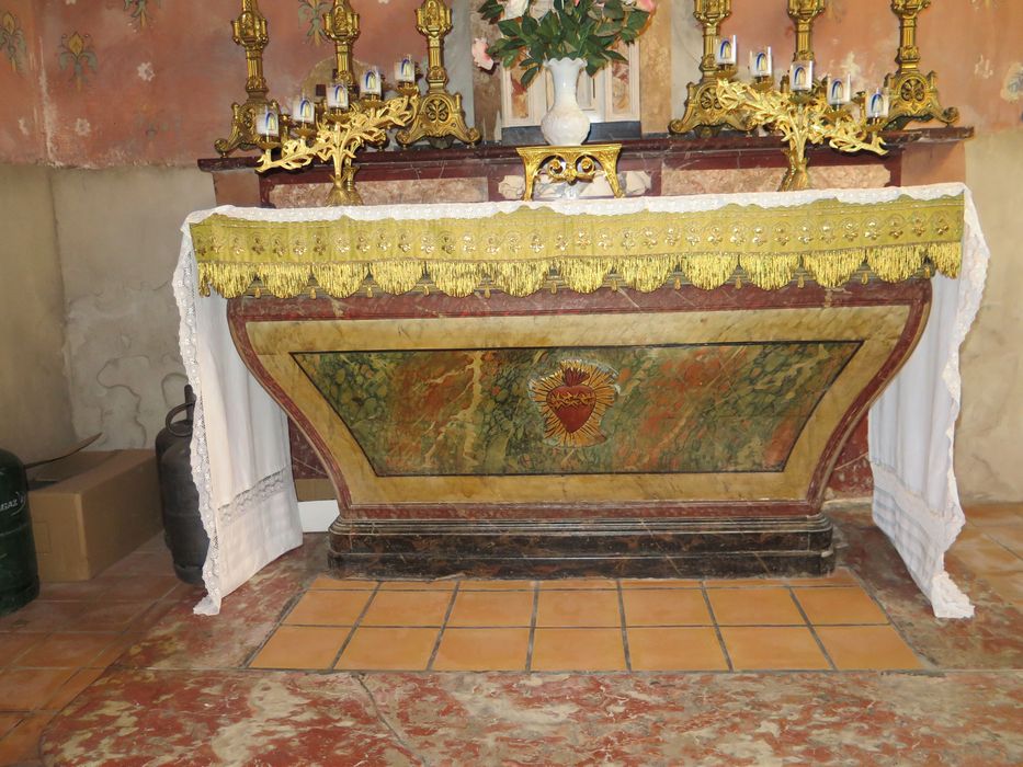 Chapelle nord Saint-Roch. Autel en bois peint faux marbre XVIIIe.