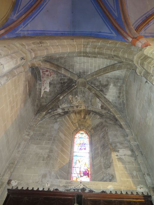 Transept nord. Chapelle du Purgatoire. Voûte d'ogives. Traces de peintures. Baie ouverte en 1875. Vitrail de Gesta.