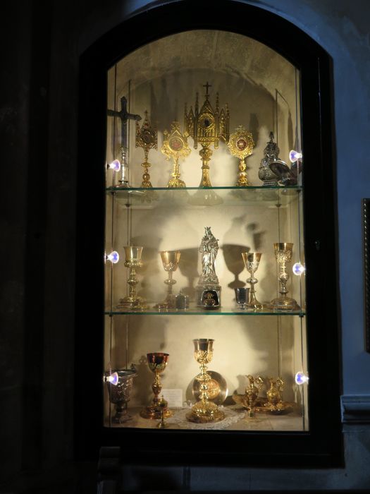 Transept sud.Vitrine Vitrine objets liturgiques dans le mur ouest du transept sud.