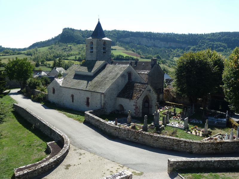 Vue de l’église Saint-Vincent de Canilhac et de son enclos paroissial depuis le donjon de Canilhac.