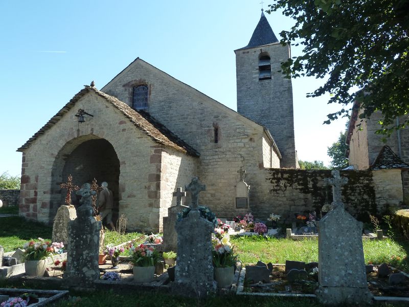 Porche de la façade occidentale depuis le cimetière.