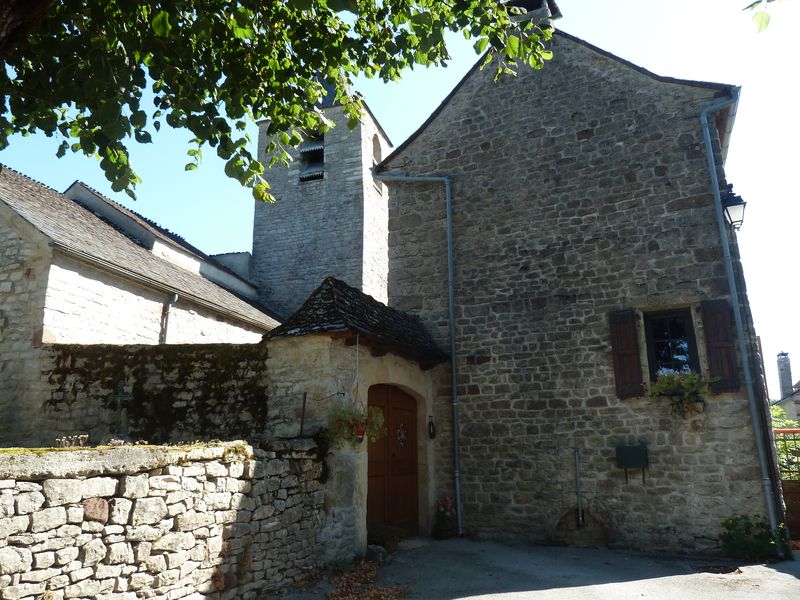 Côté sud de l’église. Au premier plan, le presbytère.