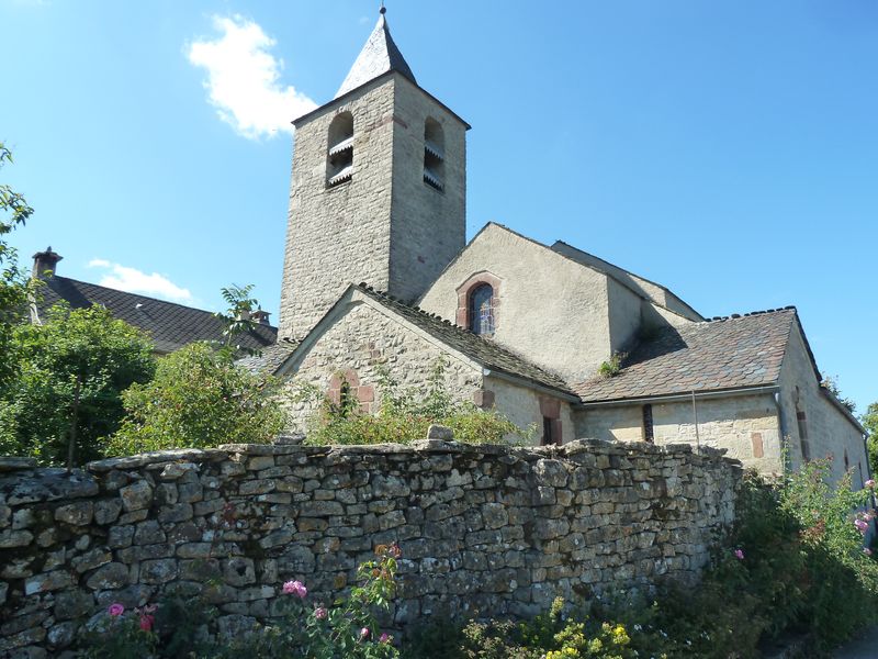 Côtés est et nord de l’église.