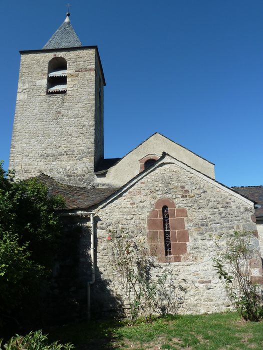 Côté est. Chevet plat.